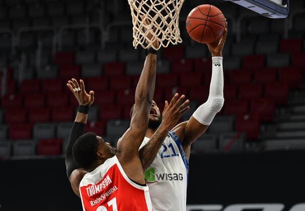 BAMBERG 28.02.2021 --- Basketball ---- easycredit 1. Basketball Bundesliga ---- 21. Spieltag: Brose Bamberg vs Fraport Skyliners Frankfurt --- Kamari Murphy (21, Skyliners Frankfurt) wirft gegen Shevon Thompson (27, Brose Bamberg) --- Foto: Hans-Martin Issler isslerimages ---- Brose Bamberg vs Fraport Skyliners Frankfurt