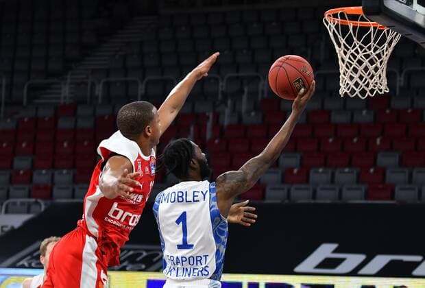 BAMBERG 28.02.2021 --- Basketball ---- easycredit 1. Basketball Bundesliga ---- 21. Spieltag: Brose Bamberg vs Fraport Skyliners Frankfurt --- Matt Mobley (1, Skyliners Frankfurt) mit Korbleger gegen Devon Hall (22, Brose Bamberg) --- Foto: Hans-Martin Issler isslerimages ---- Brose Bamberg vs Fraport Skyliners Frankfurt