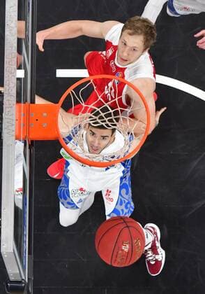 BAMBERG 28.02.2021 --- Basketball ---- easycredit 1. Basketball Bundesliga ---- 21. Spieltag: Brose Bamberg vs Fraport Skyliners Frankfurt --- Christian Sengfelder (43, Brose Bamberg) und Bruno Vrcic (7, Skyliners Frankfurt) verfolgen einen Wurf mit ihren Augen --- Foto: Hans-Martin Issler isslerimages ---- Brose Bamberg vs Fraport Skyliners Frankfurt