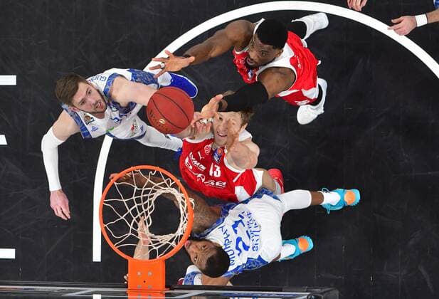 BAMBERG 28.02.2021 --- Basketball ---- easycredit 1. Basketball Bundesliga ---- 21. Spieltag: Brose Bamberg vs Fraport Skyliners Frankfurt --- Jon Axel Gudmundsson (30, Skyliners Frankfurt) und Kamari Murphy (21, Skyliners Frankfurt) kämpen gegen Christian Sengfelder (43, Brose Bamberg) und Shevon Thompson (27, Brose Bamberg) um den Rebound --- Foto: Hans-Martin Issler isslerimages ---- Brose Bamberg vs Fraport Skyliners Frankfurt