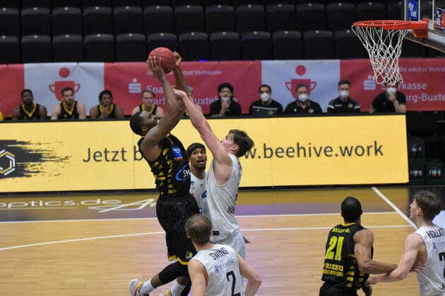 Basketball I Herren I Saison 2020 2021 I easyCredit Bundesliga I 21. Spieltag I Hamburg Towers - MHP RIESEN Ludwigsburg I 28.02.2021 Jamel McLean ( 99, Ludwigsburg) und Maik Kotsar ( 11, Towers) Hamburg edel-optics.de Arena, Kurt-Emmer Hamburg Deutschland Copyright: xLobeca RobertoxSeidelx