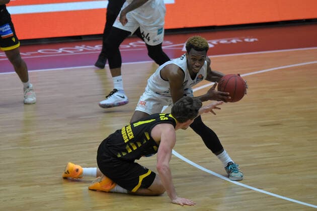 Basketball I Herren I Saison 2020 2021 I easyCredit Bundesliga I 21. Spieltag I Hamburg Towers - MHP RIESEN Ludwigsburg I 28.02.2021 TJ Shorts ( 0, Towers) schnappt Jordan Hulls ( 1, Ludwigsburg) den freien Ball weg Hamburg edel-optics.de Arena, Kurt-Emmer Hamburg Deutschland Copyright: xLobeca RobertoxSeidelx