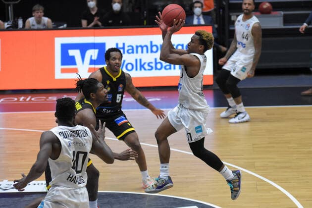Basketball I Herren I Saison 2020 2021 I easyCredit Bundesliga I 21. Spieltag I Hamburg Towers - MHP RIESEN Ludwigsburg I 28.02.2021 TJ Shorts ( 0, Towers) mit dem Korbwurf, im Hintergrund: Barry Brown Jr. ( 5, Ludwigsburg) Hamburg edel-optics.de Arena, Kurt-Emmer Hamburg Deutschland Copyright: xLobeca RobertoxSeidelx