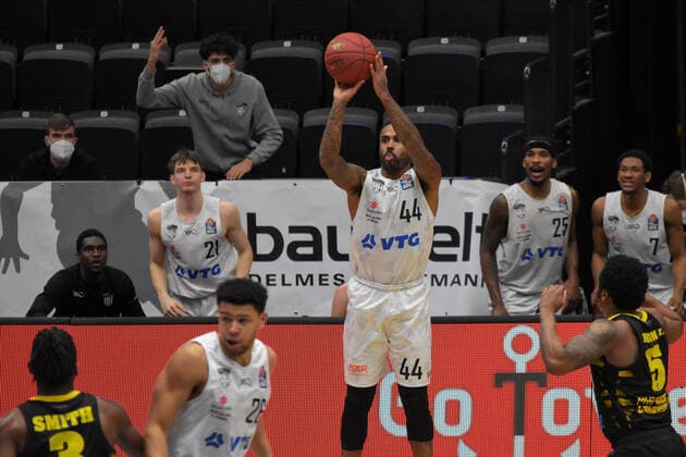 Basketball I Herren I Saison 2020 2021 I easyCredit Bundesliga I 21. Spieltag I Hamburg Towers - MHP RIESEN Ludwigsburg I 28.02.2021 Distanzwurf von Bryce Taylor ( 44, Towers) Hamburg edel-optics.de Arena, Kurt-Emmer Hamburg Deutschland Copyright: xLobeca RobertoxSeidelx