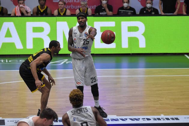 Basketball I Herren I Saison 2020 2021 I easyCredit Bundesliga I 21. Spieltag I Hamburg Towers - MHP RIESEN Ludwigsburg I 28.02.2021 Terry Allen ( 25, Towers) passt zu TJ Shorts ( 0, Towers) Hamburg edel-optics.de Arena, Kurt-Emmer Hamburg Deutschland Copyright: xLobeca RobertoxSeidelx