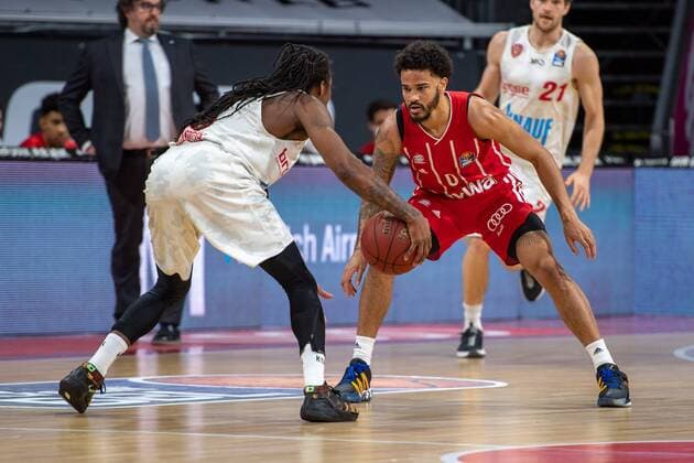 Robert Lowery 8 (s.Oliver Wuerzburg), Nick Weiler-Babb 0 (FC Bayern), FC Bayern Basketball vs. s.Oliver Wuerzburg, BBL, 28.02.2021 Muenchen Bayern Deutschland