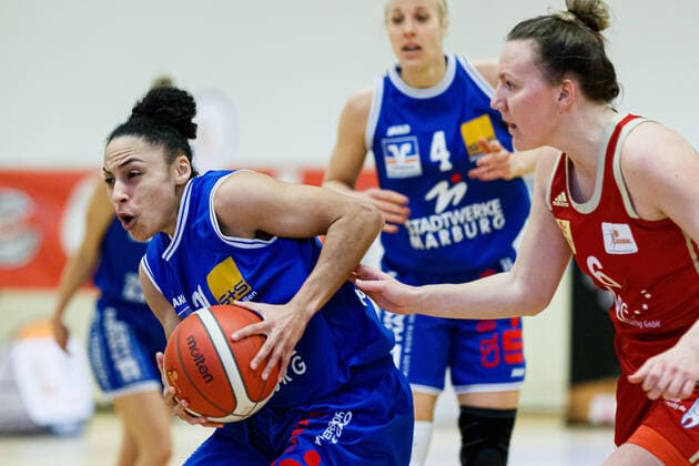 Hannover, Deutschland 28. Februar 2021: 1.BBL - Damen - 2020 2021 - TK Hannover vs. BC Pharmaserv Marburg v. li. im Zweikampf Rachel Arthur (Marburg) und Finja Schaake (Hannover) Sporthalle Birkenstraße Niedersachsen Copyright: xFotostandx xxMattheyx