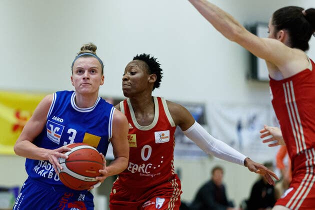 Hannover, Deutschland 28. Februar 2021: 1.BBL - Damen - 2020 2021 - TK Hannover vs. BC Pharmaserv Marburg v. li. im Zweikampf Alexandra Wilke (Marburg) und Stephanie Gardner (Hannover) Sporthalle Birkenstraße Niedersachsen Copyright: xFotostandx xxMattheyx