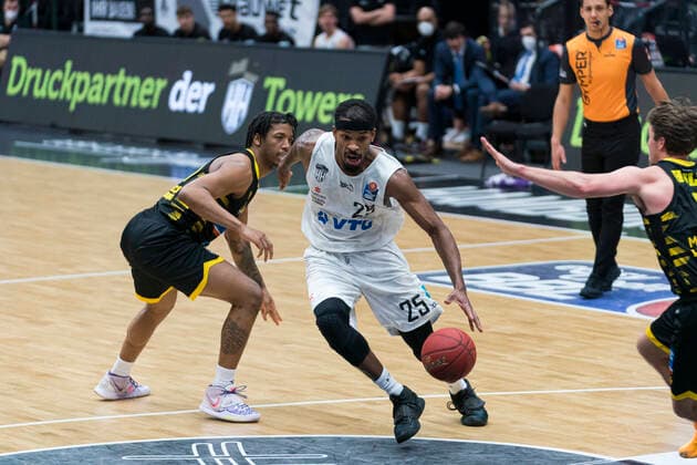 easyCredit Basketball Bundesliga, Hamburg, 28.02.2021 easyCredit Basketball Bundesliga, Hamburg Towers vs. MHP Riesen Ludwigsburg, Angriff über Terry Allen ( 25 Hamburg Towers) Copyright: xBEAUTIFULxSPORTS Mohwinkelx