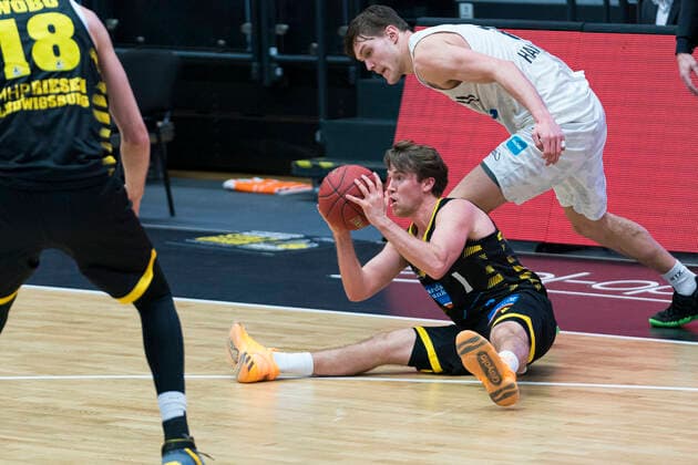 easyCredit Basketball Bundesliga, Hamburg, 28.02.2021 easyCredit Basketball Bundesliga, Hamburg Towers vs. MHP Riesen Ludwigsburg, intensives Spiel hier durch Jordan Hulls ( 1 MHP RIESEN Ludwigsburg) Copyright: xBEAUTIFULxSPORTS Mohwinkelx