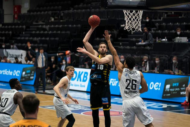 easyCredit Basketball Bundesliga, Hamburg, 28.02.2021 easyCredit Basketball Bundesliga, Hamburg Towers vs. MHP Riesen Ludwigsburg, 2-Punktewurf durch Jonas Wohlfarth-Bottermann ( 18 MHP RIESEN Ludwigsburg) Copyright: xBEAUTIFULxSPORTS Mohwinkelx