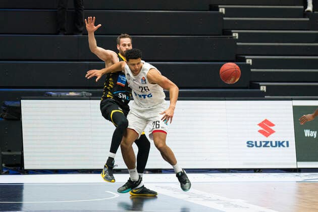easyCredit Basketball Bundesliga, Hamburg, 28.02.2021 easyCredit Basketball Bundesliga, Hamburg Towers vs. MHP Riesen Ludwigsburg, Ballverlust durch Marvin Ogunsipe ( 26 Hamburg Towers) gegen Jonas Wohlfarth-Bottermann ( 18 MHP RIESEN Ludwigsburg) Copyright: xBEAUTIFULxSPORTS Mohwinkelx