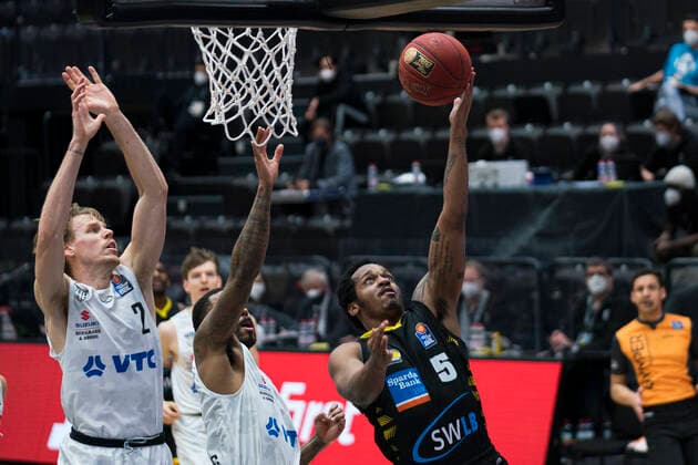 Sport Bilder des Tages easyCredit Basketball Bundesliga, Hamburg, 28.02.2021 easyCredit Basketball Bundesliga, Hamburg Towers vs. MHP Riesen Ludwigsburg, 2 Punkte durch Barry Brown Jr. ( 5 MHP RIESEN Ludwigsburg) Copyright: xBEAUTIFULxSPORTS Mohwinkelx