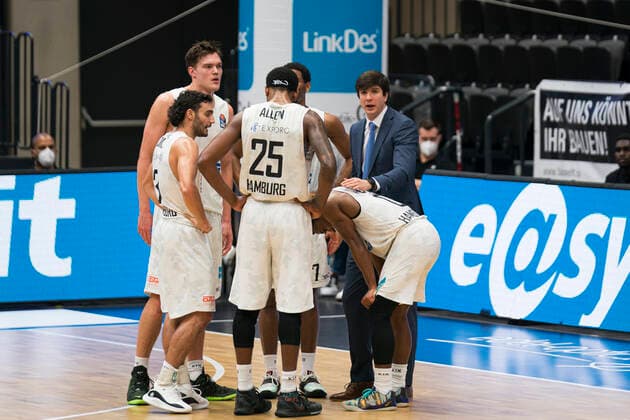easyCredit Basketball Bundesliga, Hamburg, 28.02.2021 easyCredit Basketball Bundesliga, Hamburg Towers vs. MHP Riesen Ludwigsburg, Auszeit Pedro Calles (Head Coach Hamburg Towers) Copyright: xBEAUTIFULxSPORTS Mohwinkelx