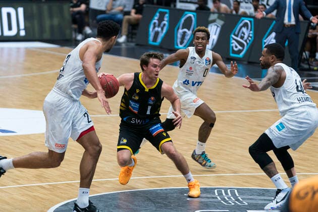 easyCredit Basketball Bundesliga, Hamburg, 28.02.2021 easyCredit Basketball Bundesliga, Hamburg Towers vs. MHP Riesen Ludwigsburg, Spielaufbau durch Jordan Hulls ( 1 MHP RIESEN Ludwigsburg) Copyright: xBEAUTIFULxSPORTS Mohwinkelx