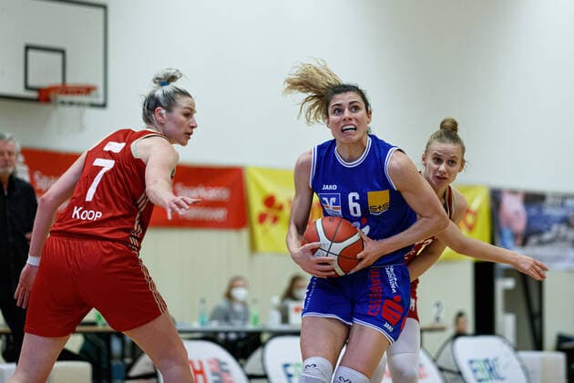 Hannover, Deutschland 28. Februar 2021: 1.BBL - Damen - 2020 2021 - TK Hannover vs. BC Pharmaserv Marburg v. li. im Zweikampf Lisa Koop (Hannover), Theresa Simon (Marburg) und Aliaksandra Tarasava (Hannover) Sporthalle Birkenstraße Niedersachsen Copyright: xFotostandx xxMattheyx