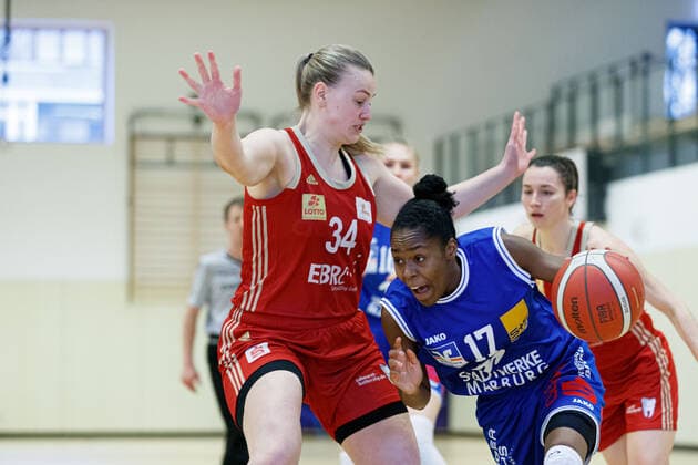 Hannover, Deutschland 28. Februar 2021: 1.BBL - Damen - 2020 2021 - TK Hannover vs. BC Pharmaserv Marburg v. li. im Zweikampf Hannah Brown (Hannover) und Tonisha Baker (Marburg) Sporthalle Birkenstraße Niedersachsen Copyright: xFotostandx xxMattheyx