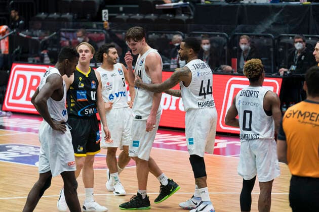 easyCredit Basketball Bundesliga, Hamburg, 28.02.2021 easyCredit Basketball Bundesliga, Hamburg Towers vs. MHP Riesen Ludwigsburg, Maik Kotsar ( 11 Hamburg Towers) unzufrieden nach Entscheidung durch Schiedsrichter Bryce Taylor ( 44 Hamburg Towers) beruhigt ihn Copyright: xBEAUTIFULxSPORTS Mohwinkelx