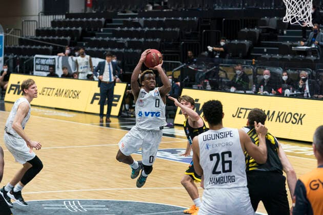 easyCredit Basketball Bundesliga, Hamburg, 28.02.2021 easyCredit Basketball Bundesliga, Hamburg Towers vs. MHP Riesen Ludwigsburg, Sprungwurf durch TJ Shorts ( 0 Hamburg Towers) Copyright: xBEAUTIFULxSPORTS Mohwinkelx