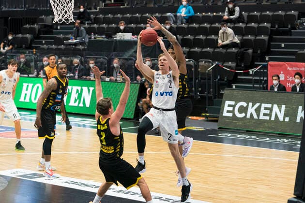 easyCredit Basketball Bundesliga, Hamburg, 28.02.2021 easyCredit Basketball Bundesliga, Hamburg Towers vs. MHP Riesen Ludwigsburg, Angriff über Jordan Swing ( 2 Hamburg Towers) Copyright: xBEAUTIFULxSPORTS Mohwinkelx