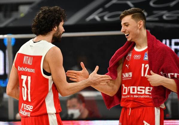 BAMBERG 28.02.2021 --- Basketball ---- easycredit 1. Basketball Bundesliga ---- 21. Spieltag: Brose Bamberg vs Fraport Skyliners Frankfurt --- Michele Vitali (31, Brose Bamberg) und Moritz Pleschner (12, Brose Bamberg) klatschen ab --- Foto: Hans-Martin Issler isslerimages ---- Brose Bamberg vs Fraport Skyliners Frankfurt