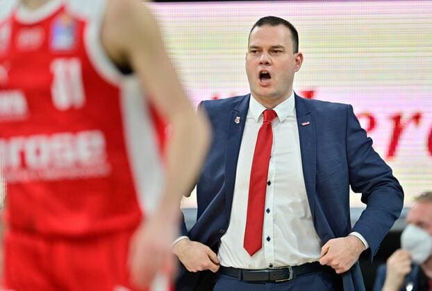 BAMBERG 28.02.2021 --- Basketball ---- easycredit 1. Basketball Bundesliga ---- 21. Spieltag: Brose Bamberg vs Fraport Skyliners Frankfurt --- Headcoach Johan Roijakkers (Brose Bamberg) gibt Anweisung --- Foto: Hans-Martin Issler isslerimages ---- Brose Bamberg vs Fraport Skyliners Frankfurt