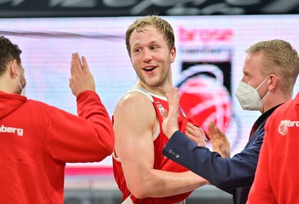 BAMBERG 28.02.2021 --- Basketball ---- easycredit 1. Basketball Bundesliga ---- 21. Spieltag: Brose Bamberg vs Fraport Skyliners Frankfurt --- Christian Sengfelder (43, Brose Bamberg) happy nach Sieg gegen Frankfurt --- Foto: Hans-Martin Issler isslerimages ---- Brose Bamberg vs Fraport Skyliners Frankfurt