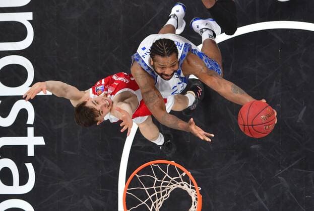 BAMBERG 28.02.2021 --- Basketball ---- easycredit 1. Basketball Bundesliga ---- 21. Spieltag: Brose Bamberg vs Fraport Skyliners Frankfurt --- Quantez Robertson (23, Skyliners Frankfurt) mit Korbleger gegen Moritz Pleschner (12, Brose Bamberg) --- Foto: Hans-Martin Issler isslerimages ---- Brose Bamberg vs Fraport Skyliners Frankfurt