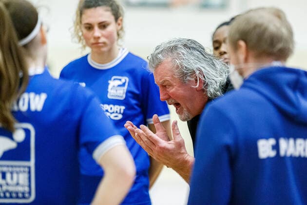 Hannover, Deutschland 28. Februar 2021: 1.BBL - Damen - 2020 2021 - TK Hannover vs. BC Pharmaserv Marburg Trainer Christoph Wysocki (Marburg) haelt eine Ansprache an seine Mannschaft Sporthalle Birkenstraße Niedersachsen Copyright: xFotostandx xxMattheyx