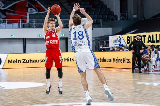 links Bennet Hundt (Brose Bamberg, 33) rechts Joe Rahon (Fraport Skyliners Frankfurt, 18) Brose Bamberg - Fraport Skyliners Frankfurt - easyCredit-BBL - Basketball Bundesliga - Basketball Saison 2020 21 - 21. Spieltag, 28.02.2021 Bamberg, Brose Arena