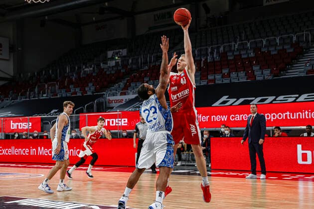 rechts Christian Sengfelder (Brose Bamberg, 43) links Quantez Robertson (Fraport Skyliners Frankfurt, 23) Brose Bamberg - Fraport Skyliners Frankfurt - easyCredit-BBL - Basketball Bundesliga - Basketball Saison 2020 21 - 21. Spieltag, 28.02.2021 Bamberg, Brose Arena