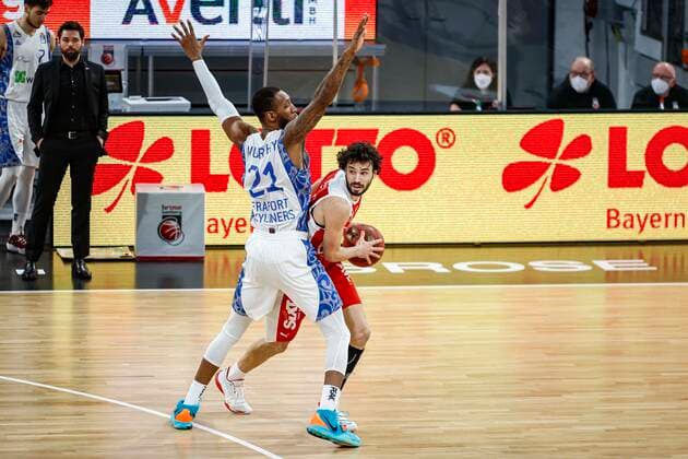 rechts Michele Vitali (Brose Bamberg, 31) links Kanari Murphy (Fraport Skyliners Frankfurt, 21) Brose Bamberg - Fraport Skyliners Frankfurt - easyCredit-BBL - Basketball Bundesliga - Basketball Saison 2020 21 - 21. Spieltag, 28.02.2021 Bamberg, Brose Arena