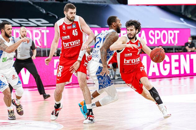 rechts Michele Vitali (Brose Bamberg, 31) MItte Kanari Murphy (Fraport Skyliners Frankfurt, 21) links David Kravish (Brose Bamberg, 45) Brose Bamberg - Fraport Skyliners Frankfurt - easyCredit-BBL - Basketball Bundesliga - Basketball Saison 2020 21 - 21. Spieltag, 28.02.2021 Bamberg, Brose Arena