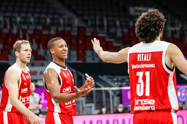 Mitte Devon Hall (Brose Bamberg, 22) rechts Michele Vitali (Brose Bamberg, 31) links Christian Sengfelder (Brose Bamberg, 43) Brose Bamberg - Fraport Skyliners Frankfurt - easyCredit-BBL - Basketball Bundesliga - Basketball Saison 2020 21 - 21. Spieltag, 28.02.2021 Bamberg, Brose Arena