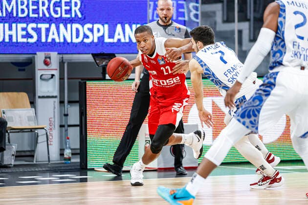 links Devon Hall (Brose Bamberg, 22) rechts Bruno Vrcic (Fraport Skyliners Frankfurt, 07) Brose Bamberg - Fraport Skyliners Frankfurt - easyCredit-BBL - Basketball Bundesliga - Basketball Saison 2020 21 - 21. Spieltag, 28.02.2021 Bamberg, Brose Arena Copyright: DanielxLöb