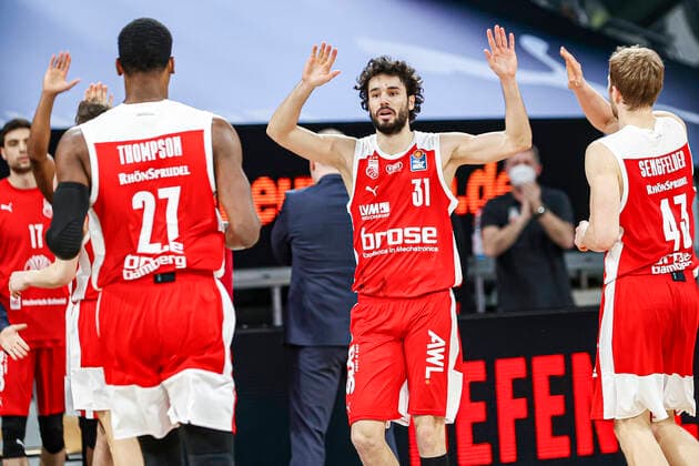 Mitte Michele Vitali (Brose Bamberg, 31) rechts Christian Sengfelder (Brose Bamberg, 43) links Shevon Thompson (Brose Bamberg, 27) Brose Bamberg - Fraport Skyliners Frankfurt - easyCredit-BBL - Basketball Bundesliga - Basketball Saison 2020 21 - 21. Spieltag, 28.02.2021 Bamberg, Brose Arena