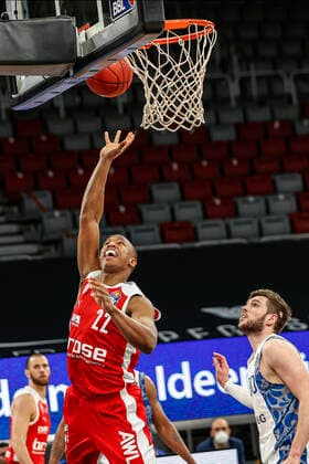 links Devon Hall (Brose Bamberg, 22) rechts Jon Axel Gudmundsson (Fraport Skyliners Frankfurt, 30) Brose Bamberg - Fraport Skyliners Frankfurt - easyCredit-BBL - Basketball Bundesliga - Basketball Saison 2020 21 - 21. Spieltag, 28.02.2021 Bamberg, Brose Arena
