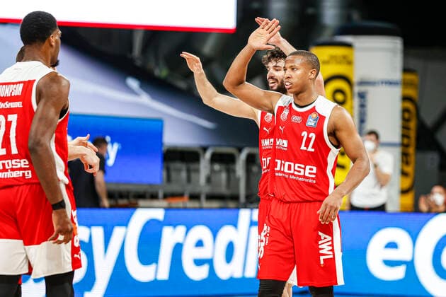 rechts Devon Hall (Brose Bamberg, 22) Mitte Michele Vitali (Brose Bamberg, 31) Brose Bamberg - Fraport Skyliners Frankfurt - easyCredit-BBL - Basketball Bundesliga - Basketball Saison 2020 21 - 21. Spieltag, 28.02.2021 Bamberg, Brose Arena Copyright: DanielxLöb