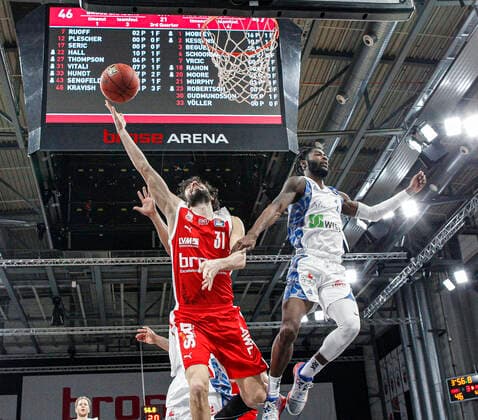 links Michele Vitali (Brose Bamberg, 31) rechts Matt Mobley (Fraport Skyliners Frankfurt, 01) Brose Bamberg - Fraport Skyliners Frankfurt - easyCredit-BBL - Basketball Bundesliga - Basketball Saison 2020 21 - 21. Spieltag, 28.02.2021 Bamberg, Brose Arena