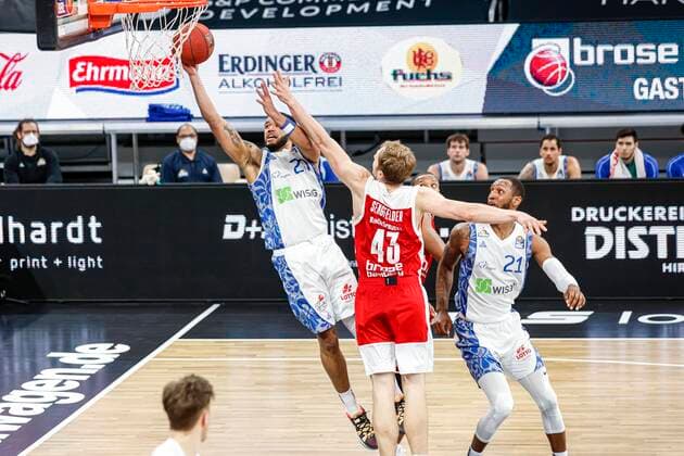 links Raheed Moore (Fraport Skyliners Frankfurt, 20) Mitte Christian Sengfelder (Brose Bamberg, 43) rechts Kanari Murphy (Fraport Skyliners Frankfurt, 21) Brose Bamberg - Fraport Skyliners Frankfurt - easyCredit-BBL - Basketball Bundesliga - Basketball Saison 2020 21 - 21. Spieltag, 28.02.2021 Bamberg, Brose Arena Copyright: DanielxLöb