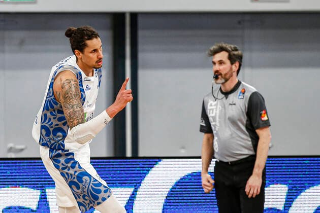 links Michael Kessens (Fraport Skyliners Frankfurt, 02) Brose Bamberg - Fraport Skyliners Frankfurt - easyCredit-BBL - Basketball Bundesliga - Basketball Saison 2020 21 - 21. Spieltag, 28.02.2021 Bamberg, Brose Arena