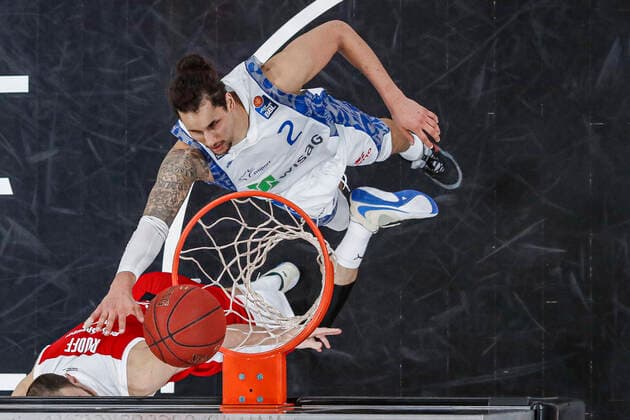 rechts Michael Kessens (Fraport Skyliners Frankfurt, 02) links Alex Ruoff (Brose Bamberg, 07) Brose Bamberg - Fraport Skyliners Frankfurt - easyCredit-BBL - Basketball Bundesliga - Basketball Saison 2020 21 - 21. Spieltag, 28.02.2021 Bamberg, Brose Arena