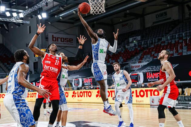 Mitte Matt Mobley (Fraport Skyliners Frankfurt, 01) rechts Jon Axel Gudmundsson (Fraport Skyliners Frankfurt, 30) links Shevon Thompson (Brose Bamberg, 27) Brose Bamberg - Fraport Skyliners Frankfurt - easyCredit-BBL - Basketball Bundesliga - Basketball Saison 2020 21 - 21. Spieltag, 28.02.2021 Bamberg, Brose Arena