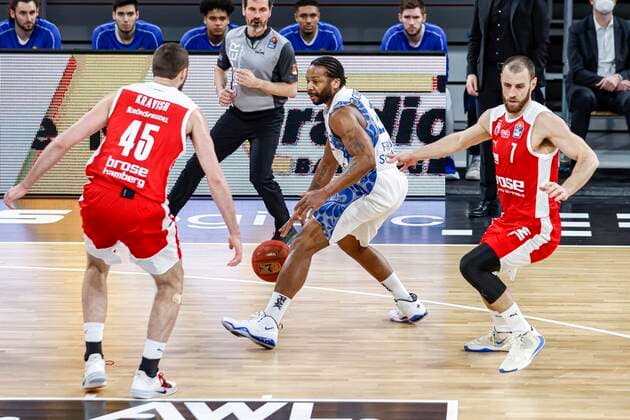 Mitte Quantez Robertson (Fraport Skyliners Frankfurt, 23) rechts Alex Ruoff (Brose Bamberg, 07) links David Kravish (Brose Bamberg, 45) Brose Bamberg - Fraport Skyliners Frankfurt - easyCredit-BBL - Basketball Bundesliga - Basketball Saison 2020 21 - 21. Spieltag, 28.02.2021 Bamberg, Brose Arena