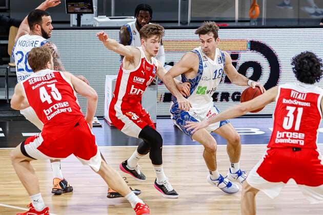 rechts Joe Rahon (Fraport Skyliners Frankfurt, 18) links Bennet Hundt (Brose Bamberg, 33) Brose Bamberg - Fraport Skyliners Frankfurt - easyCredit-BBL - Basketball Bundesliga - Basketball Saison 2020 21 - 21. Spieltag, 28.02.2021 Bamberg, Brose Arena