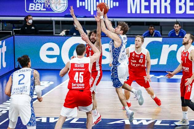 rechts Joe Rahon (Fraport Skyliners Frankfurt, 18) links Michele Vitali (Brose Bamberg, 31) Brose Bamberg - Fraport Skyliners Frankfurt - easyCredit-BBL - Basketball Bundesliga - Basketball Saison 2020 21 - 21. Spieltag, 28.02.2021 Bamberg, Brose Arena