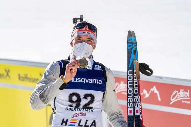 Bilder des Jahres 2021, Sport 02 Februar Sport Themen der Woche KW08 Sport Bilder des Tages 28.02.2021, Obertilliach, AUT, IBU Jugend und Junioren WM, Obertilliach, Einzel 15 km Junioren, Siegerehrung, im Bild Goldmedaillen Gewinner und Weltmeister 2021 Philipp Lipowitz (GER) Gold medal winners and world champions 2021 Philipp Lipowitz of Germany during the winner ceremony for the juniors male 15 km individual competition of IBU Biathlon Youth and Junior World Championships in Obertilliach, Austria on 2021 02 28. **** ONLY FOR GER;FRA;ITA;ESP;SUISSE;GBR **** Obertilliach *** 28 02 2021, Obertilliach, AUT, IBU Youth and Junior World Championships, Obertilliach, Individual 15 km Juniors, Award Ceremony, in picture Gold medal winners and world champions 2021 Philipp Lipowitz GER Gold medal winners and world champions 2021 Philipp Lipowitz of Germany during the winner ceremony for the juniors male 15 km individual competition of IBU Biathlon Youth and Junior World Championships in Obertilliach, Austria on 2021 02 28 ONLY FOR GER FRA ITA ESP SUISSE GBR Obertilliach  EP_luk  