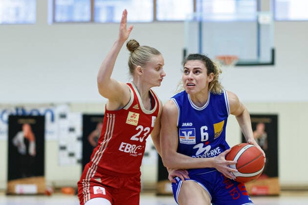 Hannover, Deutschland 28. Februar 2021: 1.BBL - Damen - 2020 2021 - TK Hannover vs. BC Pharmaserv Marburg v. li. im Zweikampf Aliaksandra Tarasava (Hannover) und Theresa Simon (Marburg) Sporthalle Birkenstraße Niedersachsen Copyright: xFotostandx xxMattheyx
