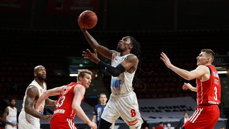 28.02.2021, Basketball, BBL 2020 2021, 21. Spieltag, FC Bayern Muenchen - s.Oliver Wuerzburg, GER, Muenchen, Audi Dome, Bild: v. li. Murphy Holloway (s.Oliver Wuerzburg), Leon Radosevic (FC Bayern Muenchen), Robert Lowery (s.Oliver Wuerzburg) und David Kraemer (FC Bayern Muenchen) Copyright: HMBxMedia xHeikoxBecker