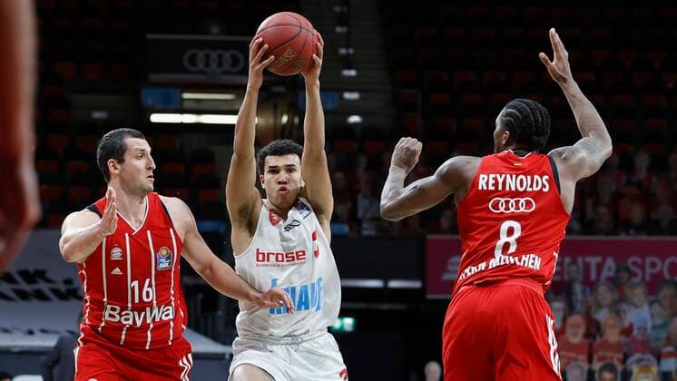 28.02.2021, Basketball, BBL 2020 2021, 21. Spieltag, FC Bayern Muenchen - s.Oliver Wuerzburg, GER, Muenchen, Audi Dome, Bild: v. li. Paul Zipser (FC Bayern Muenchen), Tyson Ward (s.Oliver Wuerzburg) und Jalen Reynolds (FC Bayern Muenchen) Copyright: HMBxMedia xHeikoxBecker